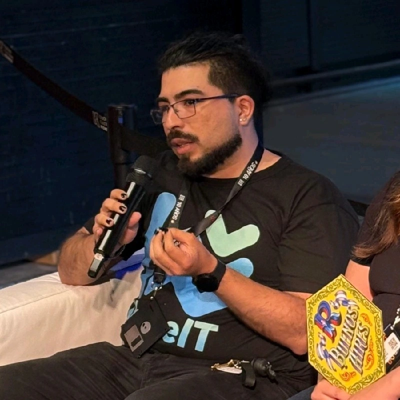 Elías presentando ShareIT en Nerdearla 2025